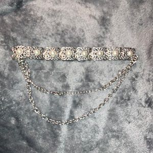 Elegant Silver Choker with Pearl Accents‎